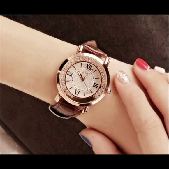 Leather Strap Quartz Watch - Picture 1 of 4